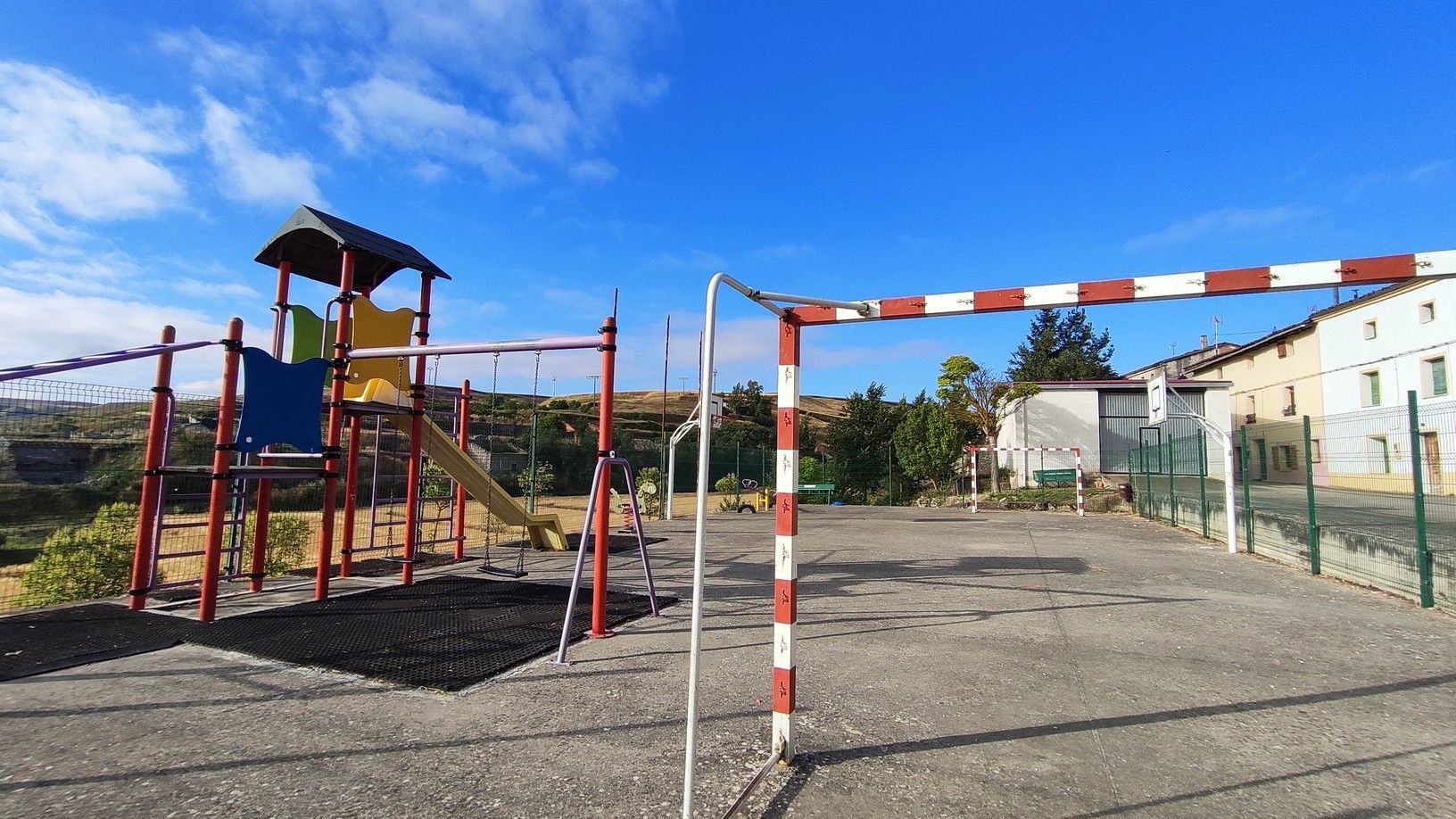 Pista polideportiva y parque infantil